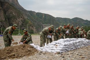 主场26分钟就两球落后，场边滕哈赫手指放嘴上陷入沉思